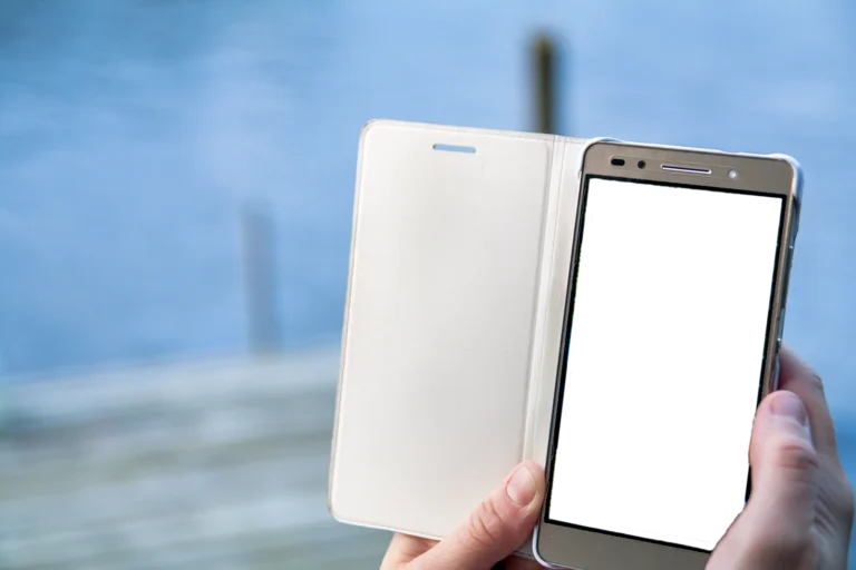 Dłoń trzymająca smartfon w otwartym etui z pustym ekranem